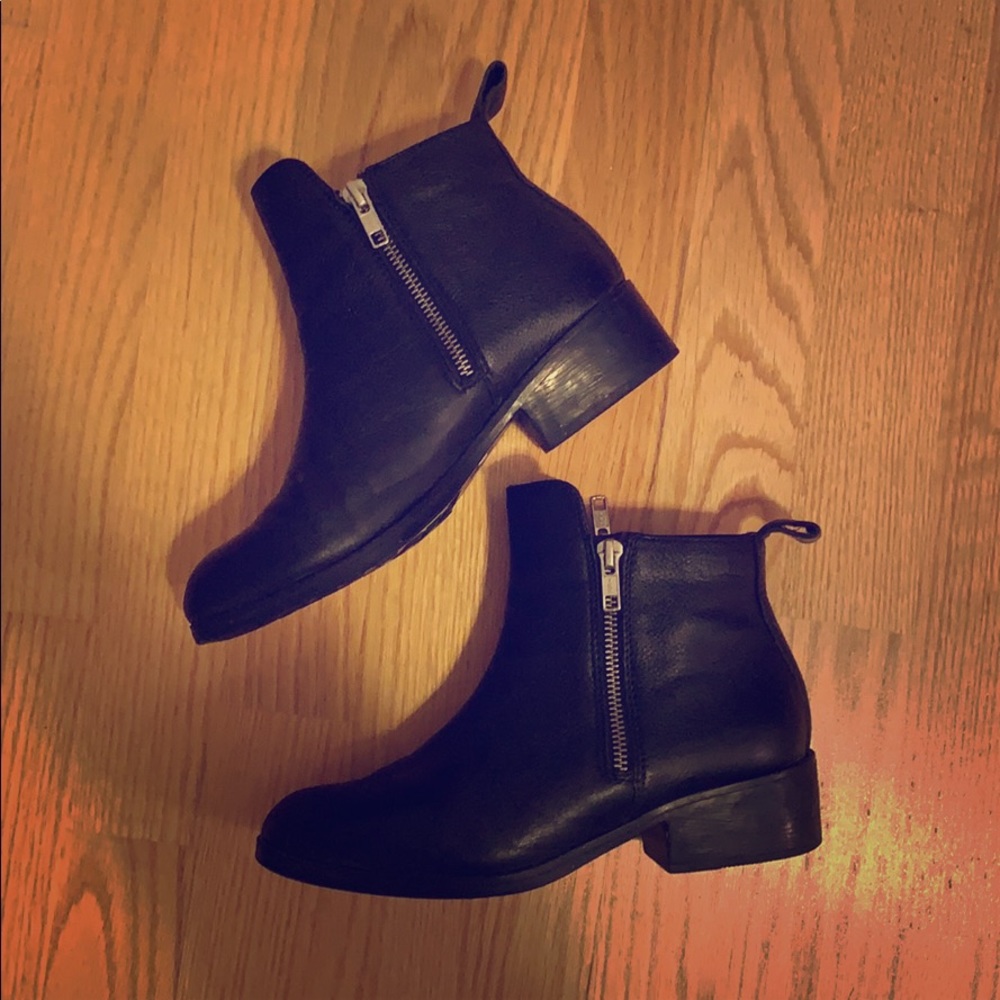 Black leather Chelsea boots